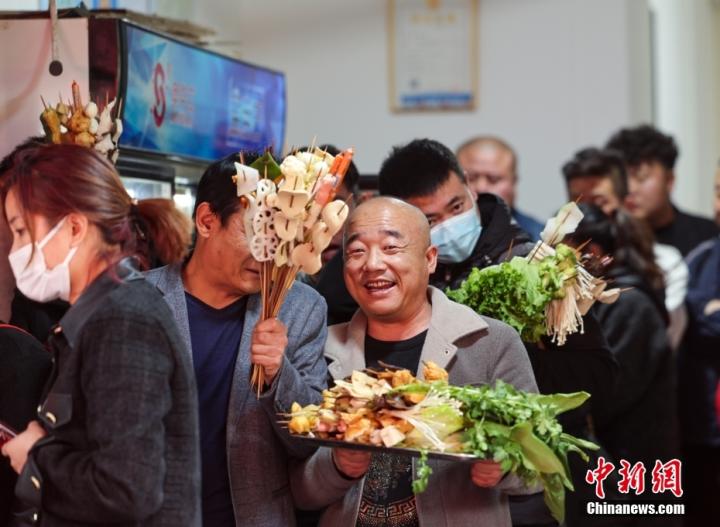 ���C��ˮ��ʳ������һ�Ѱ�&ldquo;�߲˻���&rdquo;�����(du��)�ȴ��ӹ����D/ҕ�X�Ї�(gu��)