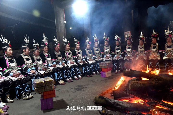 ��ʡ�Ľ��h�����l(xi��ng)С�S��կ��Ů������(du��)������(ji��)��ʢ�b�������J������Ů������(du��)�M(j��n)�Ę��M(j��n)�С��ĘǴ�衷��(du��)��������ͨ�^��(du��)����ʽ���໥�����˽������M(j��n)���x����������L(f��ng)�{(di��o)������ˉ����S���I������ζ�g�cԪ���ѹ�(ji��)�������Ɣz (4).jpg